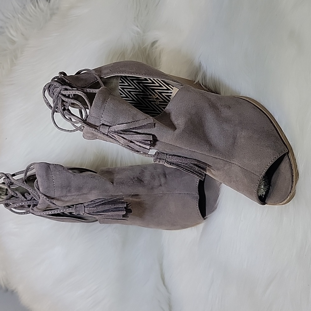 QUPID Stacked Heel Peep Toe Ankle Tie Booties Shoe Sandal 7.5 Beige Grey Sexy